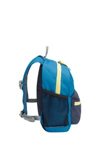 Sac à dos bleu et marine avec une fermeture éclair jaune, poche latérale en maille et bretelles réglables grises. Présente une forme compacte et un matériau texturé.