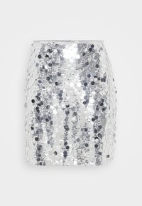 Mini falda de lentejuelas plateadas con una silueta ajustada y una textura suave, con lentejuelas circulares reflectantes que cubren la superficie.