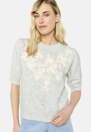 Maglione lavorato a maglia grigio chiaro con maniche corte, caratterizzato da un motivo floreale giallo lungo il collo. Texture morbida con vestibilità comoda.