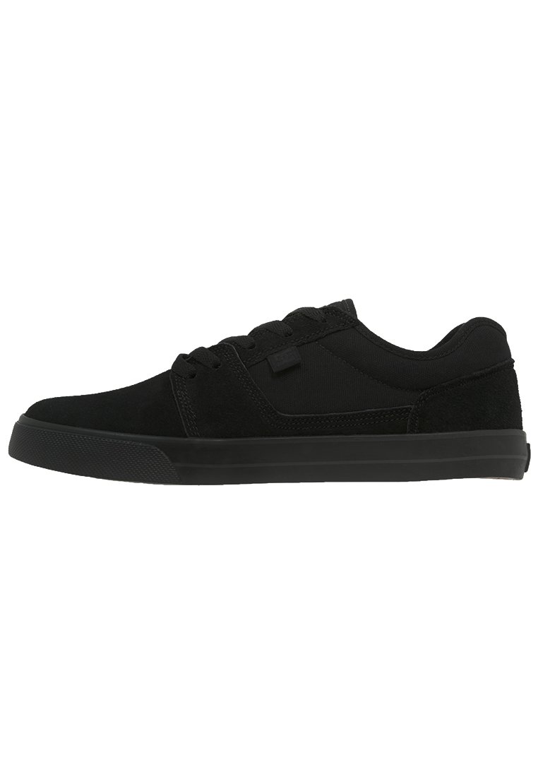 black on black dc shoes