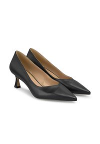 Talons aiguilles en cuir noir à bout pointu avec un petit talon carré, texture lisse et design épuré avec une découpe subtile au niveau du décolleté.