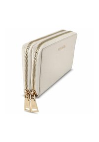 Cartera de color crema hecha de cuero texturado, con doble cremallera en tono dorado y acentos metálicos, con marcas grabadas en la parte frontal.