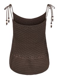 Haut sans manches marron en tricot avec motifs texturés et bretelles à nouer aux épaules se terminant par de petites perles sur fond blanc.