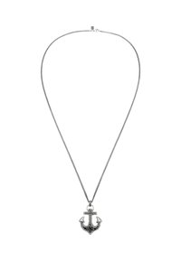 Sølv anker vedhæng halskæde med en tekstureret overflade og sorte accenter, hængende fra en tynd, snoet kæde.