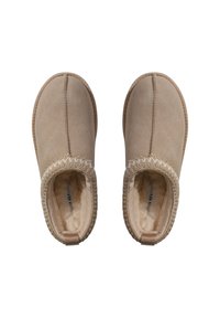 Beige faux suede pantoffels met een zachte bontvoering, elastische openingen en decoratieve stiksels langs de randen. Lichtgewicht ontwerp.