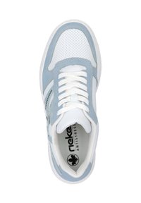 La sneaker bleue et blanche présente des matériaux en cuir et en maille, un design à lacets, un bout rond et un logo sur la semelle intérieure.