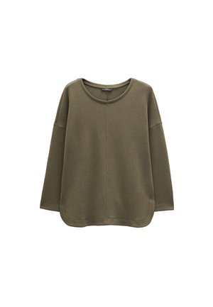 Oliwkowy długi rękaw sweter z okrągłym dekoltem, ze opadającymi ramionami i zaokrąglonym dołem.