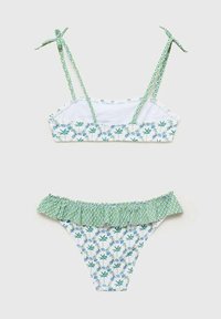 Cvjetni bikini set u zelenim i bijelim tonovima. Gornji dio ima podesive naramenice i cvjetni uzorak; donji dio ima nabran struk i sličan dizajn.