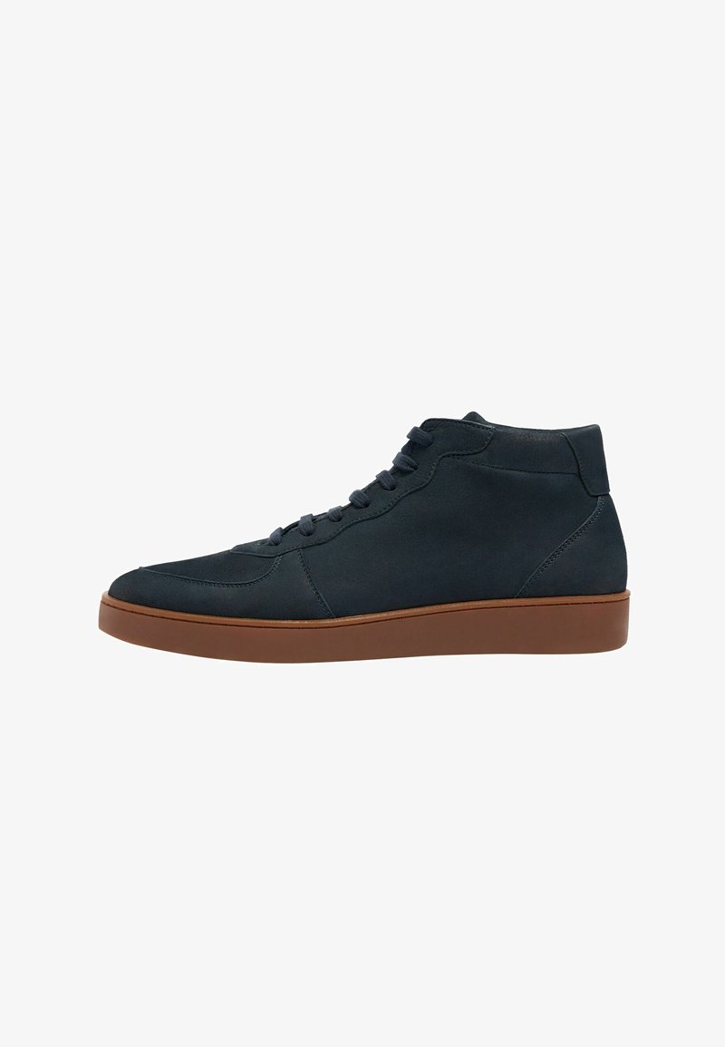 Baskets montantes en cuir bleu foncé avec semelle en caoutchouc marron et lacets noirs, vues de profil sur fond blanc.