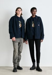 Tommy Jeans BADGE UNISEX - Flisinė striukė - dark night navy