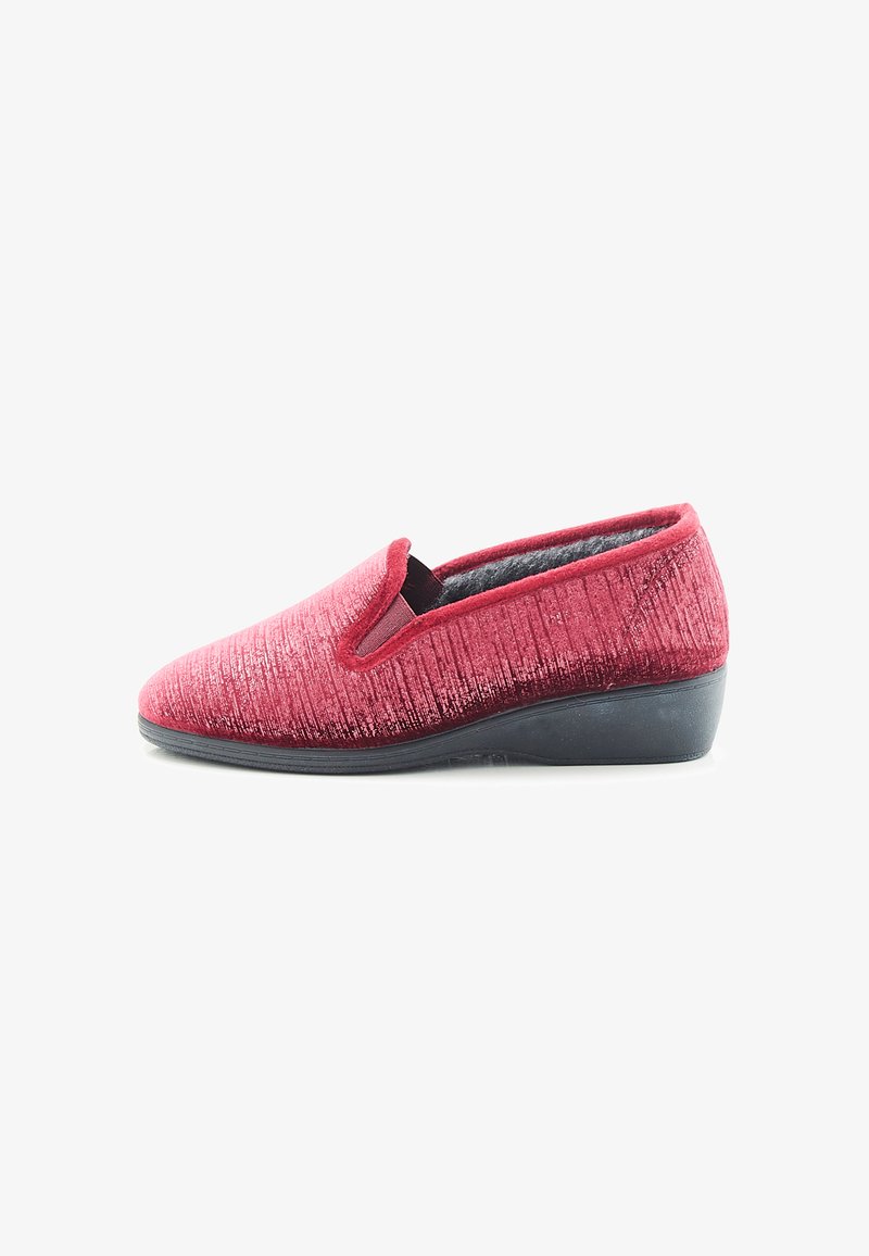 Chaussure slip-on rouge avec un tissu texturé, insert élastique sur le côté et une semelle en caoutchouc noir. Présente un bout rond et un talon compensé bas.