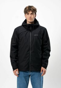 Černá voděodolná bunda s kapucí, vybavená předním zipem, elastickými manžetami a hladkou strukturou. Žádné viditelné logo nebo vzory.