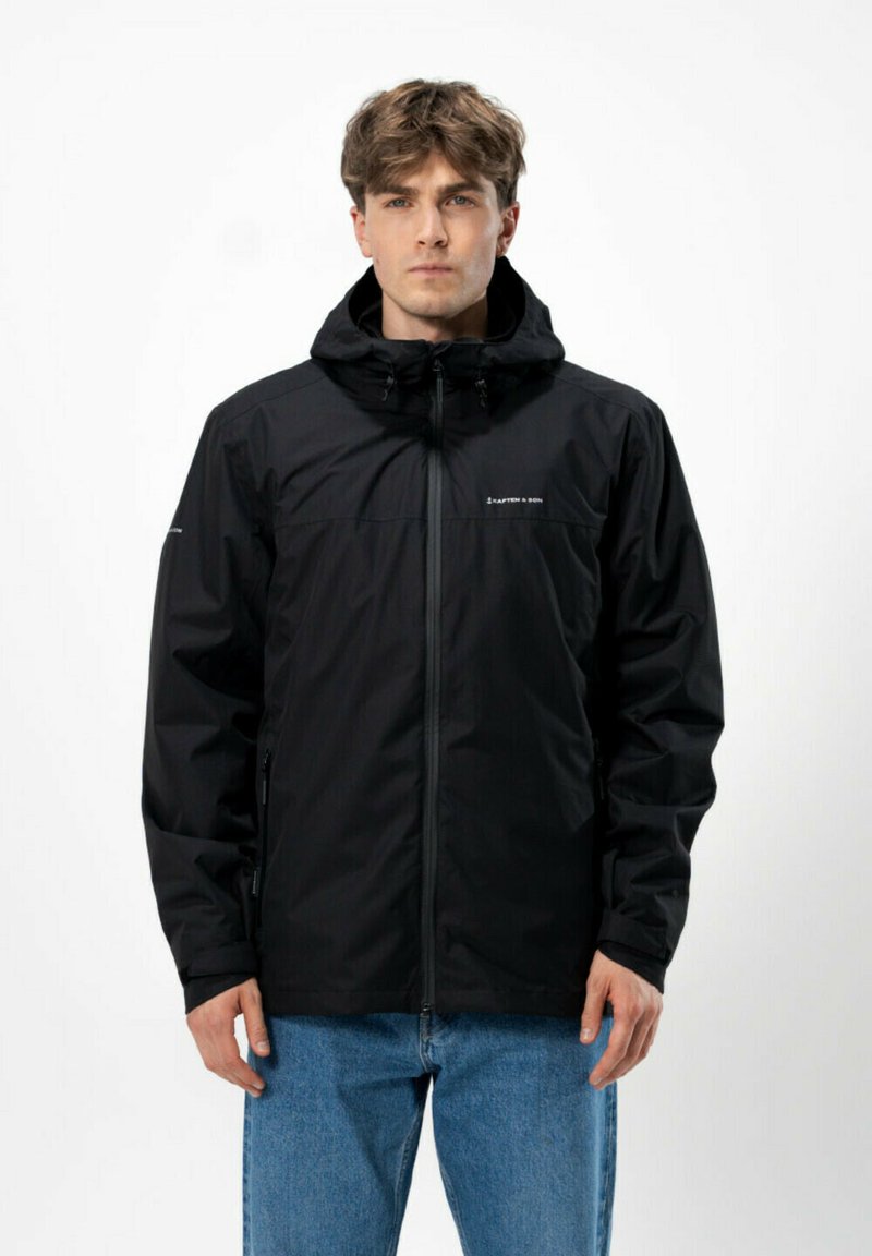Černá voděodolná bunda s kapucí, vybavená předním zipem, elastickými manžetami a hladkou strukturou. Žádné viditelné logo nebo vzory.
