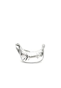 Borsa a spalla metallica argento con design curvo, superficie testurizzata, chiusura a zip e due manici per il trasporto.