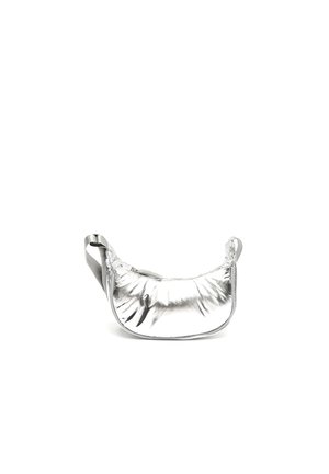 Borsa a spalla metallica argento con design curvo, superficie testurizzata, chiusura a zip e due manici per il trasporto.