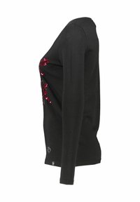 Maglietta nera a maniche lunghe con design di paillettes rosse sul petto, texture liscia e piccolo cuore decorativo vicino all'orlo.
