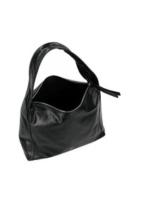 Borsa a mano in pelle nera con finitura testurizzata, chiusura a zip e un'unica maniglia allungata per un facile trasporto. L'interno è spazioso e privo di fodera.