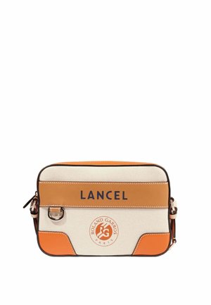 Petit sac bandoulière rectangulaire beige et orange avec les logos "LANCEL" et Roland Garros Paris, doté d'une boucle latérale et d'une fermeture éclair.