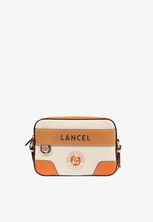 Petit sac bandoulière rectangulaire beige et orange avec les logos "LANCEL" et Roland Garros Paris, doté d'une boucle latérale et d'une fermeture éclair.