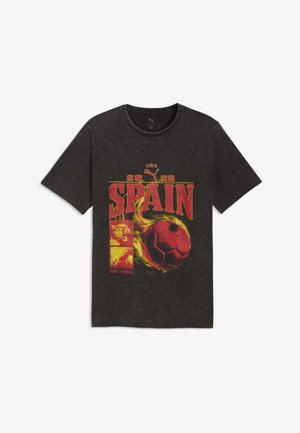 Μαύρο κοντομάνικο T-shirt με κόκκινο και κίτρινο σχέδιο ποδοσφαίρου Ισπανίας, φλεγόμενη μπάλα, λογότυπο Puma και κείμενο "2026" μπροστά.
