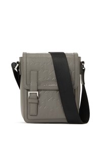 Borsa a tracolla grigia con motivo geometrico in rilievo, forma strutturata, patta anteriore, tracolla nera regolabile e accessori in argento.