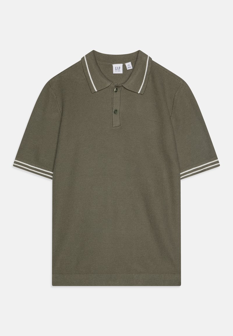 Alyvmedžio žalias polo marškinėliai su baltais dryžiais ant apykaklės ir rankovių; turi trių mygtukų užsegimą ir tekstūruotą audinį.