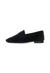 Zwarte suède loafers met een spitse neus, voorzien van een gestikte accent en een platte, minimalistische zool voor eenvoudig aan- en uittrekken.