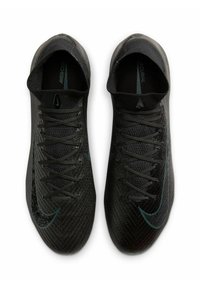 Schwarze synthetische Fußballschuhe mit strukturiertem Obermaterial, einem eng anliegenden Knöchel-Design und einem kontrastierenden blauen Swoosh-Detail an der Seite.