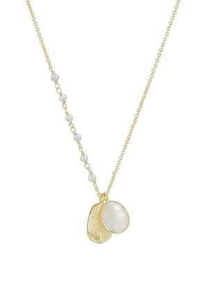 Collier chaîne en or avec un pendentif ovale texturé en or et un pendentif ovale en perle blanche, plus de petites perles translucides sur un côté de la chaîne.