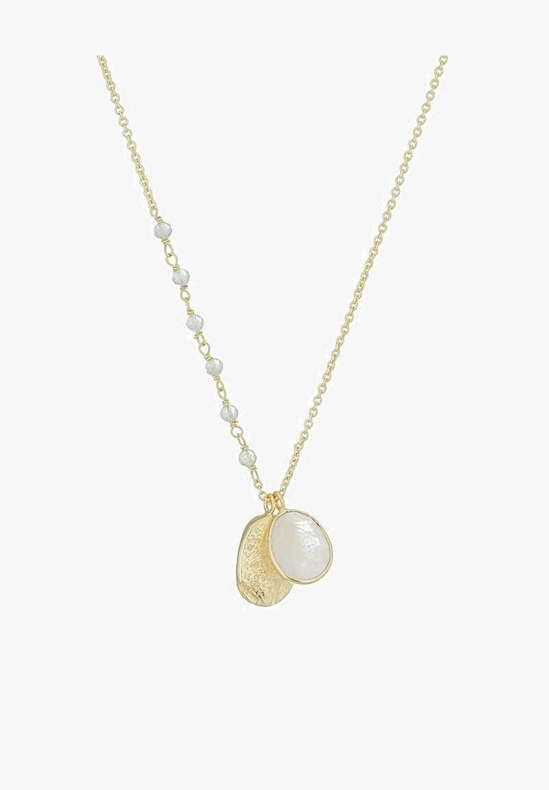 Collier chaîne en or avec un pendentif ovale texturé en or et un pendentif ovale en perle blanche, plus de petites perles translucides sur un côté de la chaîne.