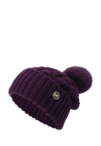 Bonnet en tricot de couleur violet foncé avec une texture douce et un grand pompon en fausse fourrure sur le dessus. Présente un petit accent logotype doré.