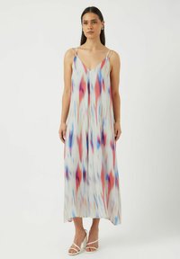 Maxiklänning i lätt tyg med v-ringning, prydd med ett flerfärgat abstrakt mönster i rött, blått och vitt. Tunna bärmar.