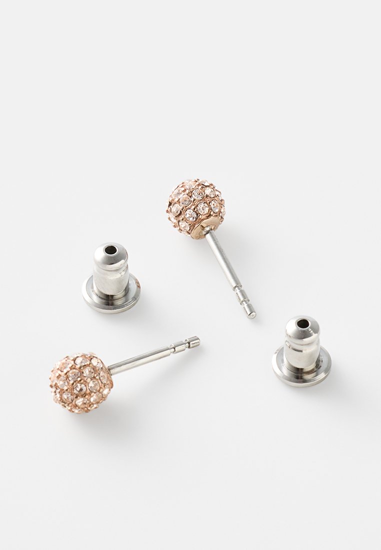 Orecchini a bottone in oro rosa con un design sferico decorato con strass trasparenti, accompagnati da perni e retro in metallo argento.