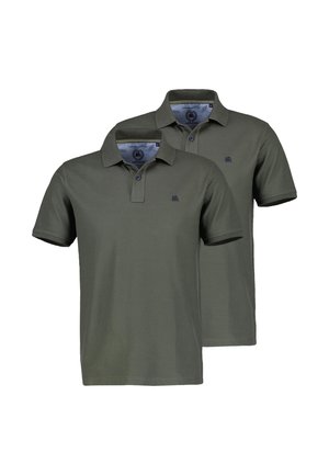 To olivengrønne polo-shirts med korte ærmer, kraver og knaplukning, der viser en lille broderet logo på venstre bryst.