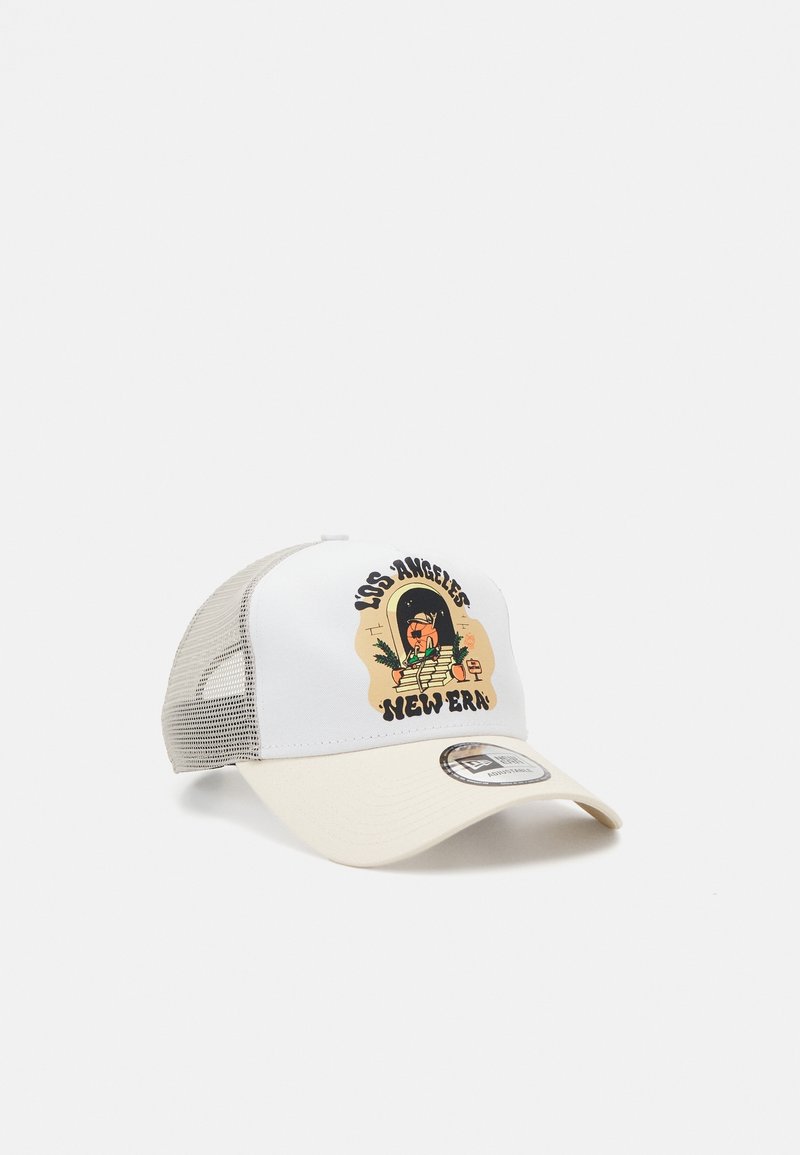 Casquette de baseball en mesh beige et blanc avec le texte « Los Angeles New Era » et une illustration d'une personne portant des lunettes de soleil et tenant une boisson.