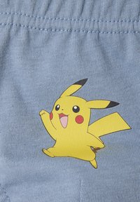 Himmelblaue Baumwollshorts mit einem aufgedruckten gelben Pikachu-Charakter mit schwarzen Akzenten, der einen verspielten Ausdruck und eine erhobene Faust zeigt.