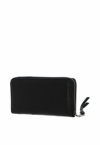 Portefeuille en cuir noir de forme rectangulaire, fermeture éclair et finition texturée. Accents matériels argentés et petite étiquette en tissu.