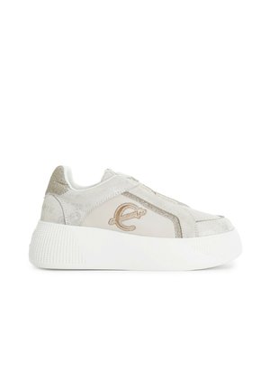 Sneakers con una toma in pelle beige chiaro con accenti argento, suola bianca testurizzata e logo ricamato sul lato.