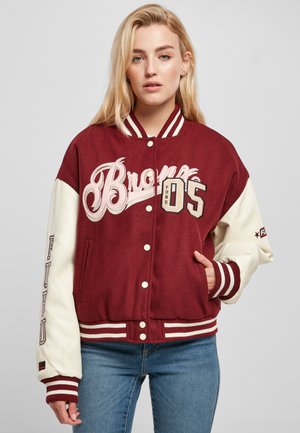 Veste de varsity maroon et crème avec "Bronx" et "05" brodés, dotée de bandes rayées au col et aux poignets, ainsi que de poches latérales.