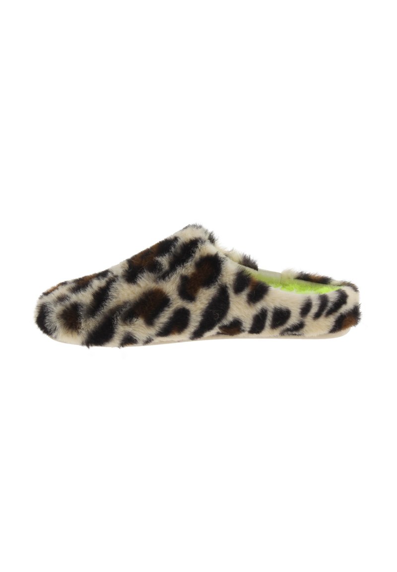 Zapatillas de piel con estampado de leopardo, con una textura suave, parte trasera abierta y un interior verde lima, que ofrecen un diseño cómodo y acogedor.