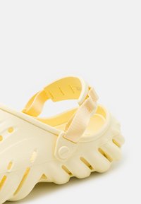 Crocs ECHO UNISEX - Zoccoli - buttercream