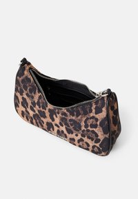 Kabelka s leopardím vzorem na zip, s hladkým povrchem, kontrastními černými doplňky a kompaktním, zakřiveným tvarem.