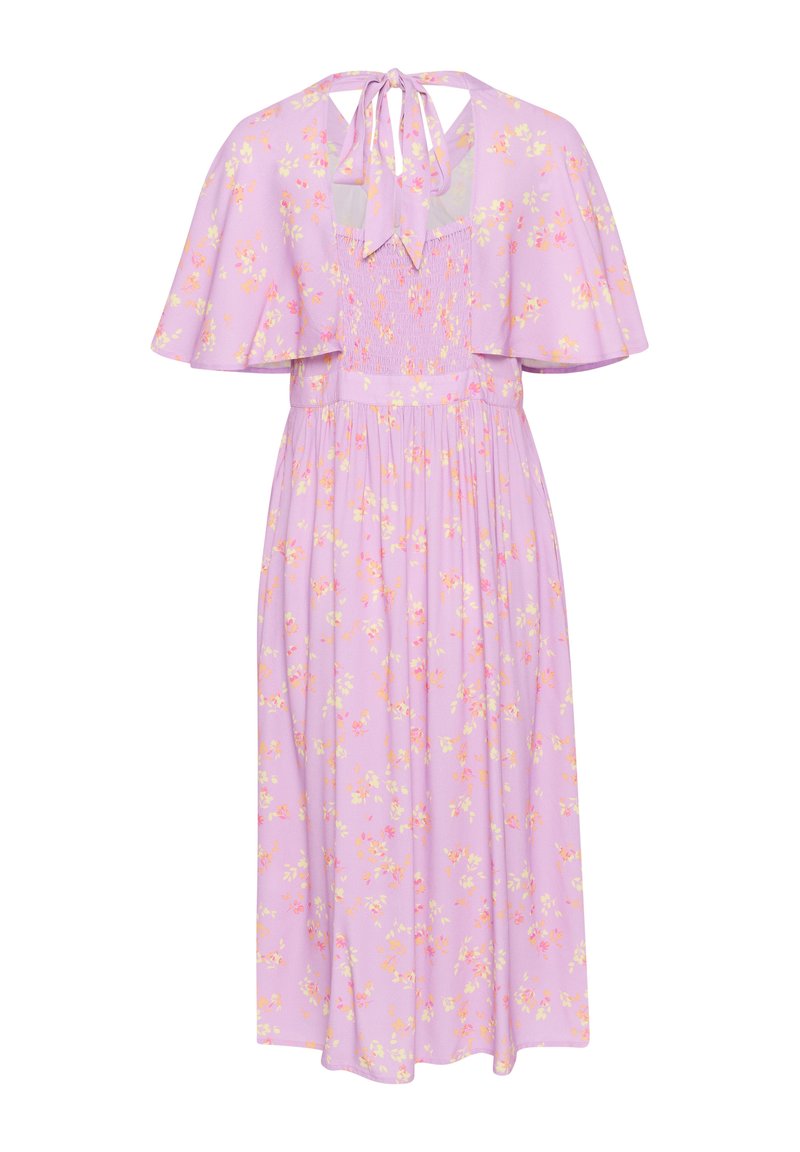 Robe florale en tissu violet clair avec un corsage smocké, des manches à cape et des motifs floraux pastel en rose et jaune.