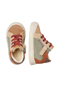 Sneakers in suede marrone e verde, con lacci rossi, zip frontale e segmenti decorati. Suola in gomma con accenti marroni a contrasto.