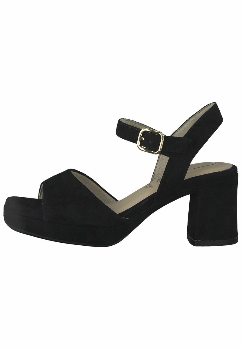 Sandale noire en daim à bout ouvert avec talon carré et bride de cheville ajustable avec boucle dorée, présentée sur fond blanc.