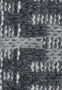 Primo piano di un tessuto grigio lavorato a maglia, con vari modelli di punti e trame, arricchito da accenti di filo grigio chiaro e bianco.