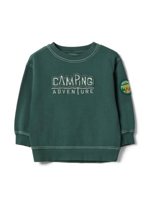 Sudadera verde de manga larga con el texto "Camping Adventure" en el frente y un parche redondo con temática de campamento en la manga izquierda.