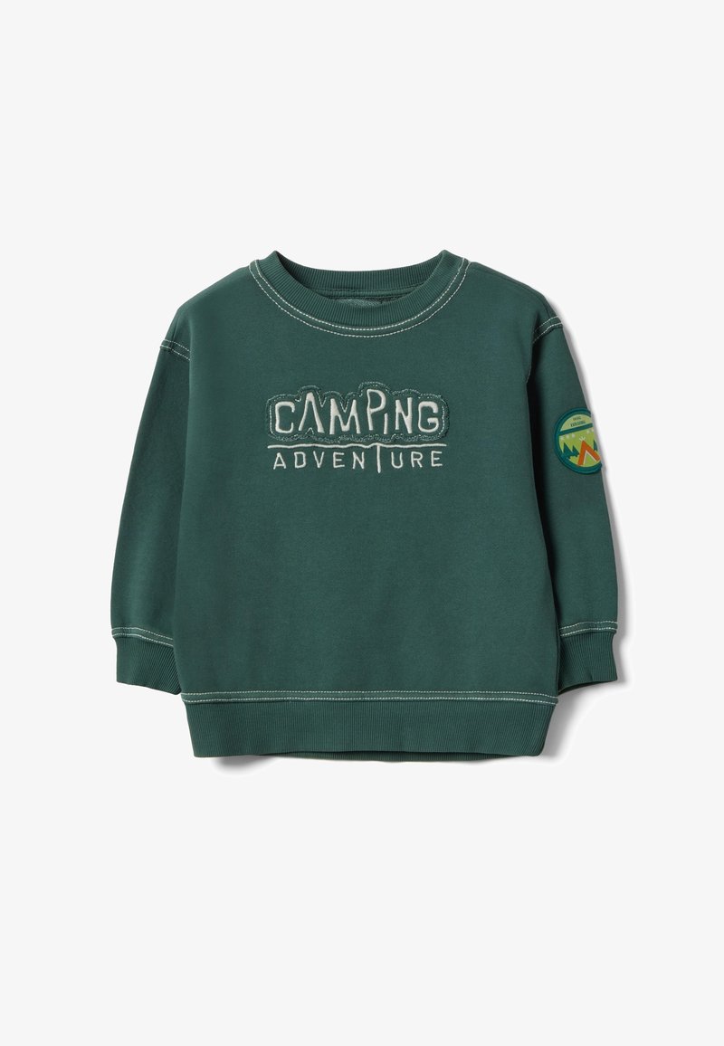 Sweatshirt vert à manches longues avec le texte « Camping Adventure » sur le devant et un patch rond sur le thème du camping sur la manche gauche.
