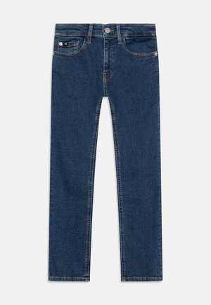 Mørkeblå jeans med lige ben, front- og baglommer, bæltestropper og knaplukning, vist fladt på hvid baggrund.