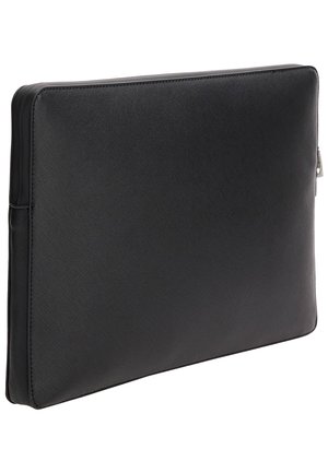 Housse d’ordinateur portable rectangulaire noire texturée avec fermeture éclair, présentée légèrement inclinée sur fond blanc.